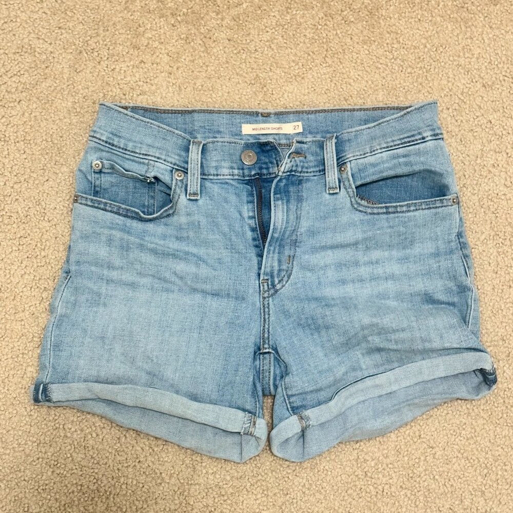 👖 Levi’s Mid Length Denim Shorts – Light Wash Classic 💙